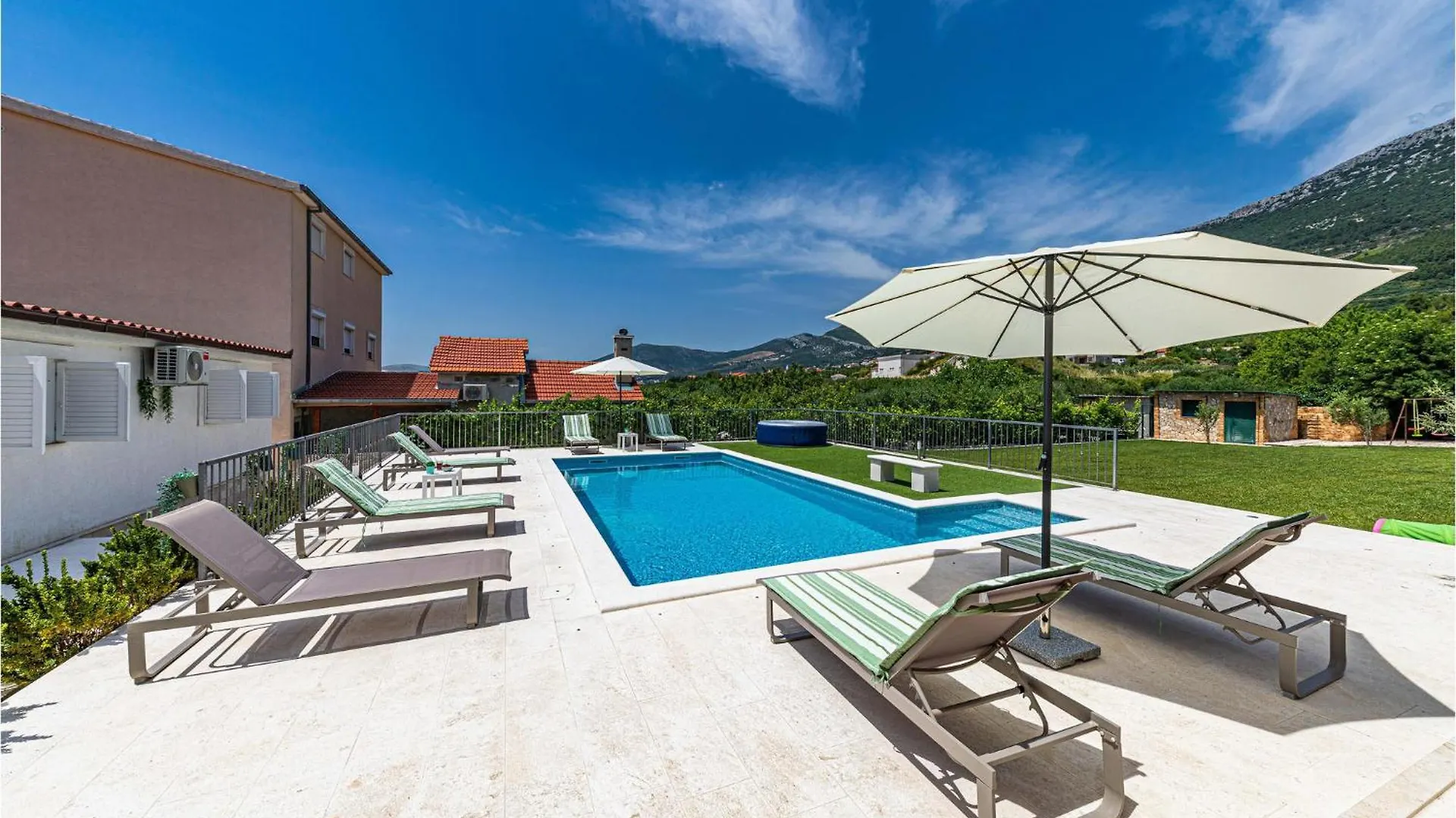 Nice Home In Kastel Luksic With Wifi Holiday home
